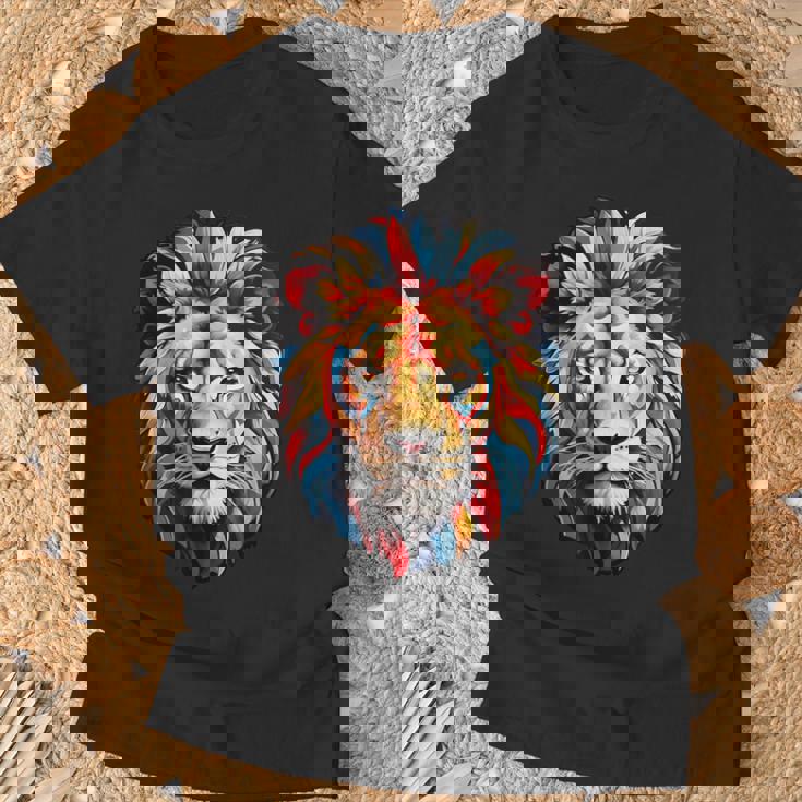 雄大なライオンヘッド 赤、黄、青の芸術的なたてがみ Tシャツ 高齢者への贈り物