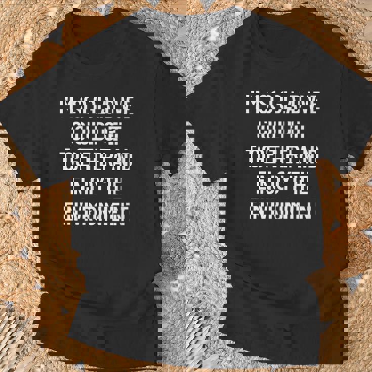 集まって環境を楽しむことができてとてもうれしいです Tシャツ 高齢者への贈り物