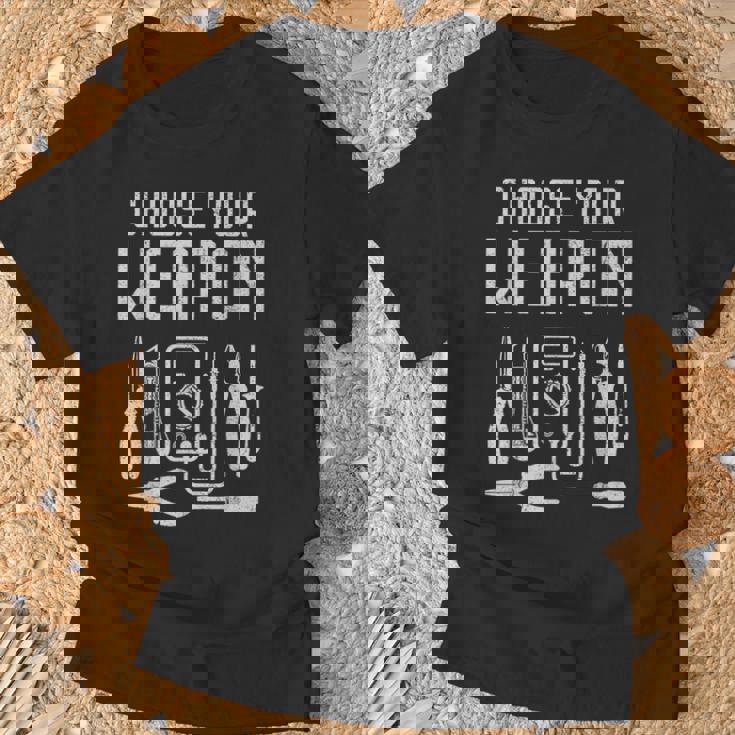 電気工道具 武器を選ぶ Tシャツ 高齢者への贈り物