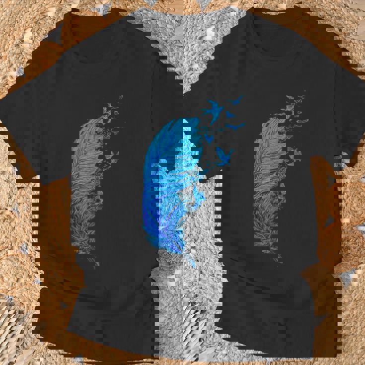 青い羽と鳥が飛んでいる青い羽 キュートでスタイリッシュ Tシャツ 高齢者への贈り物