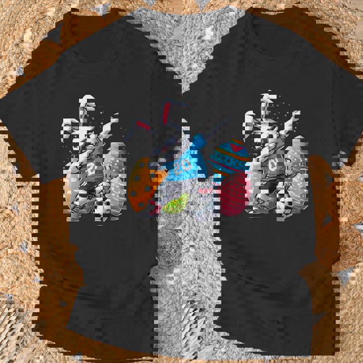 面白いイースターバニーとサッカーボールで軽くたたくイースターバニー。 Tシャツ 高齢者への贈り物