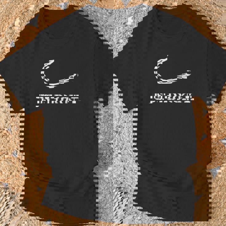 面白いジャストフックイット釣りしゃれ魚ギフトレイクボートアドベンチャー Tシャツ 高齢者への贈り物