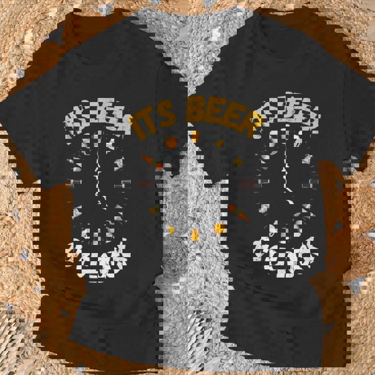 面白いビールoクロックティー。ナショナルビールデー、父の日に。 Tシャツ 高齢者への贈り物