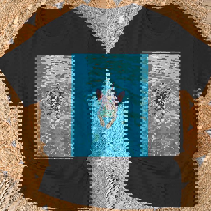 面白いボストンテリア プールで泳ぐ かわいい犬 ママ お父さん Tシャツ 高齢者への贈り物