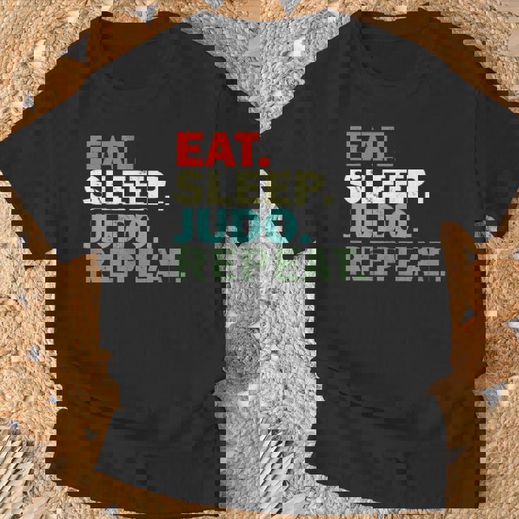 面白い柔道家が寝る柔道を食べる Tシャツ 高齢者への贈り物