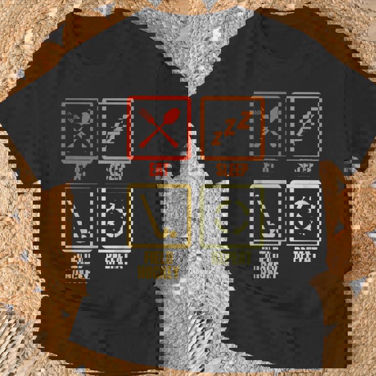 食べる寝るフィールドホッケーの繰り返し Tシャツ 高齢者への贈り物