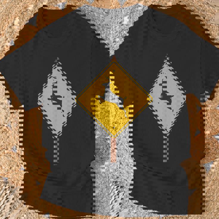 鹿を渡る道路標識コスチューム Tシャツ 高齢者への贈り物