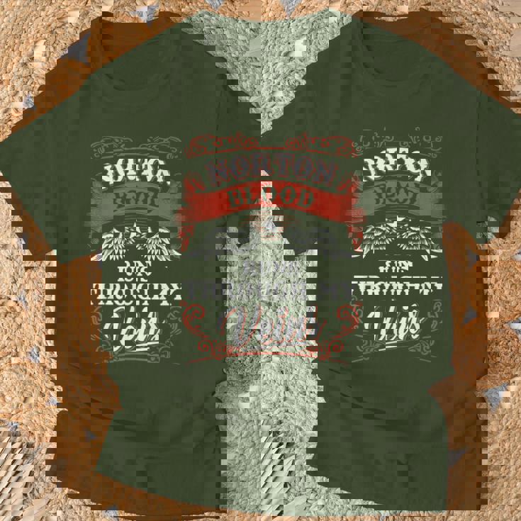 Norton Blood Run Through Myeins Family Christmas Tシャツ 高齢者への贈り物