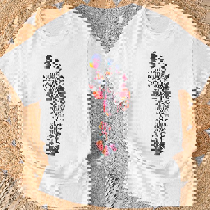 1000マイルの旅は一歩で始まる。 Tシャツ 高齢者への贈り物