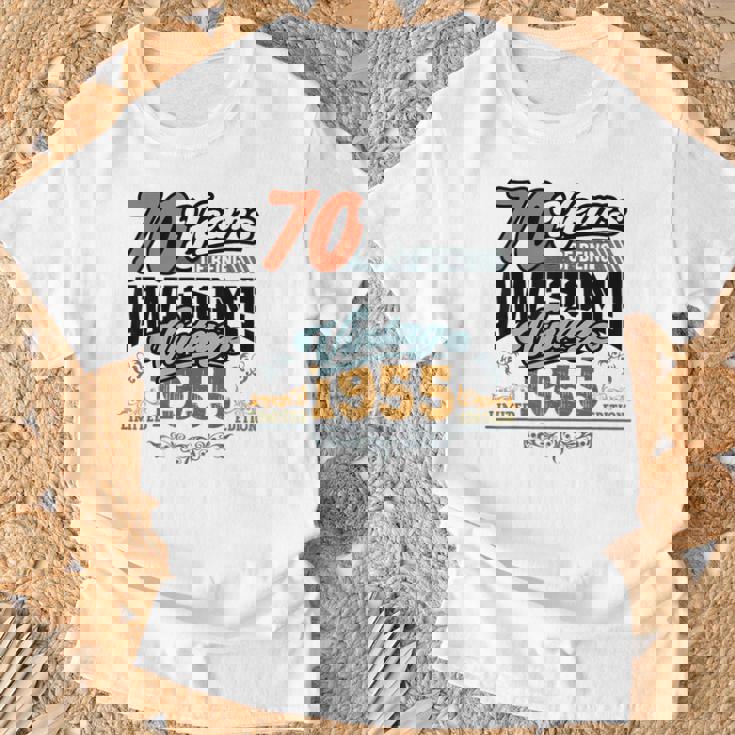 70歳の誕生日 ヴィンテージ 1955 70 Years Of Being Awesome レトロ Tシャツ 高齢者への贈り物
