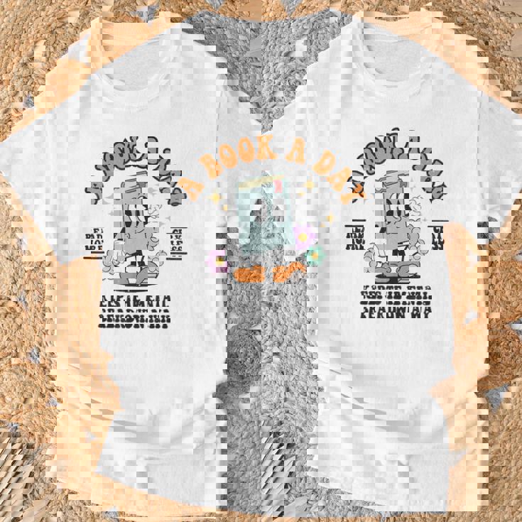 A Book A Day Keep The Mental Breakdown Away Book Lovers Tシャツ 高齢者への贈り物