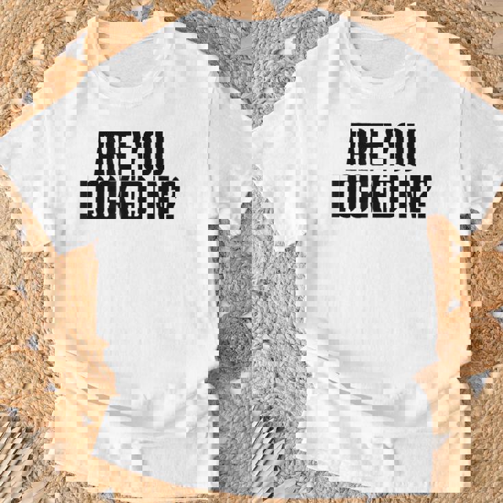 Are You Locked In モチベーションを高めるオールキャップブラックテキストデザイン Tシャツ 高齢者への贈り物