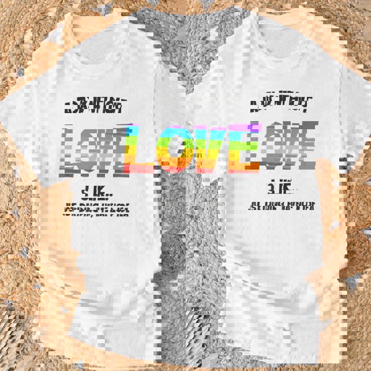 Celebrating Love Lgbtq ゲイプライドグッズ レズビアンレインボー Tシャツ 高齢者への贈り物