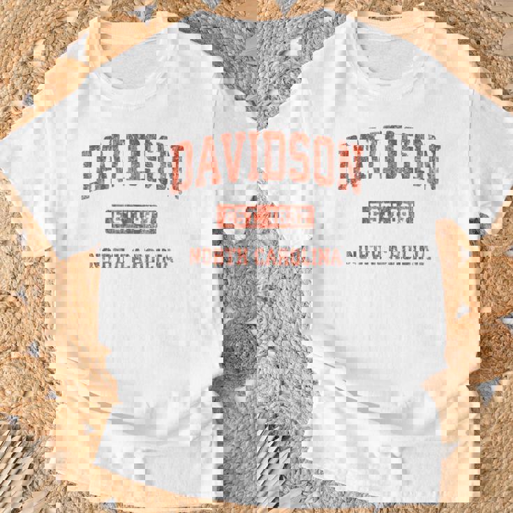 Davidson ノースカロライナ Nc ビンテージ アスレチック スポーツデザイン Tシャツ 高齢者への贈り物
