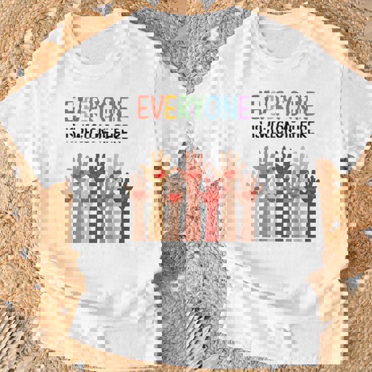 Everyone Is Welcome Here アイダホ 教師 男性 女性 キッズ Tシャツ 高齢者への贈り物