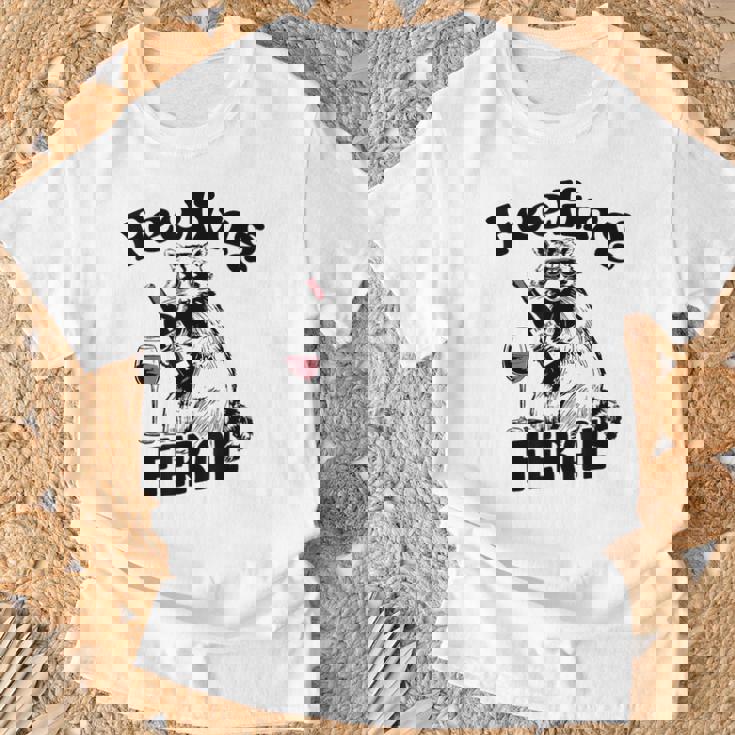 Feeling Feral アライグマ ミーム アルコール 飲酒 恋人 男性 女性 Tシャツ 高齢者への贈り物