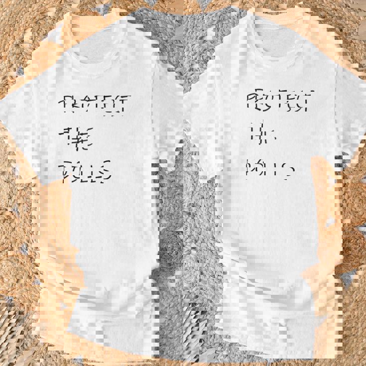 Protect The Dolls。 Tシャツ 高齢者への贈り物