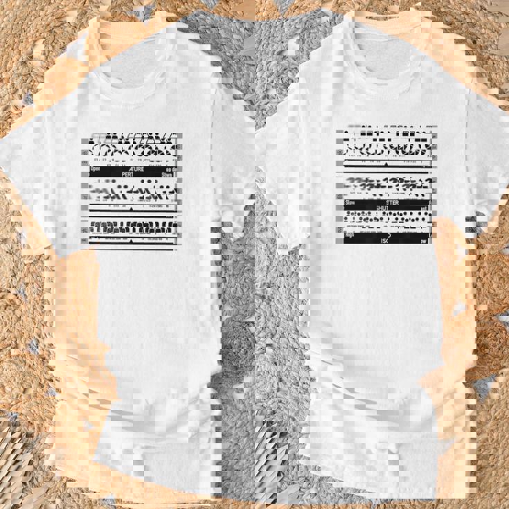 Kenko 写真用語シリーズ 「絞り・シャッタースピード・Iso感度」［ 前面デザイン］ Tシャツ 高齢者への贈り物