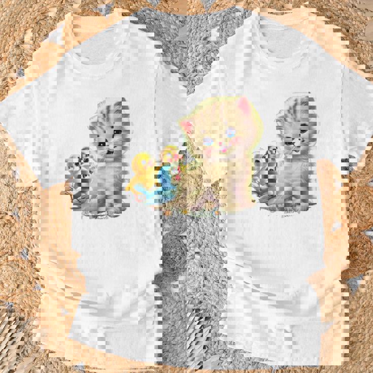 Kitten With Happy Little Birds Tシャツ 高齢者への贈り物
