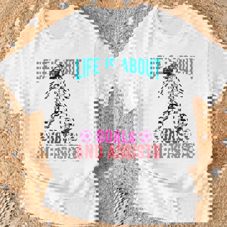 Life's About Goals And Assists サッカー 面白いサッカー選手 Tシャツ 高齢者への贈り物