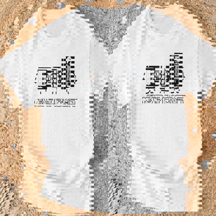 Never Forget カセットテープhs ゲーマー オールドスクール 面白い Tシャツ 高齢者への贈り物