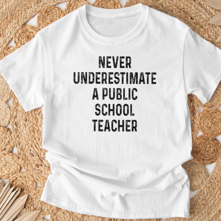 Never Underestimate A Publicchool Teacher Motivational Tシャツ 高齢者への贈り物