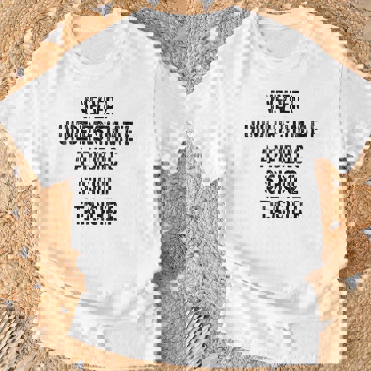 Never Underestimate A Publicchool Teacher Motivational Tシャツ 高齢者への贈り物