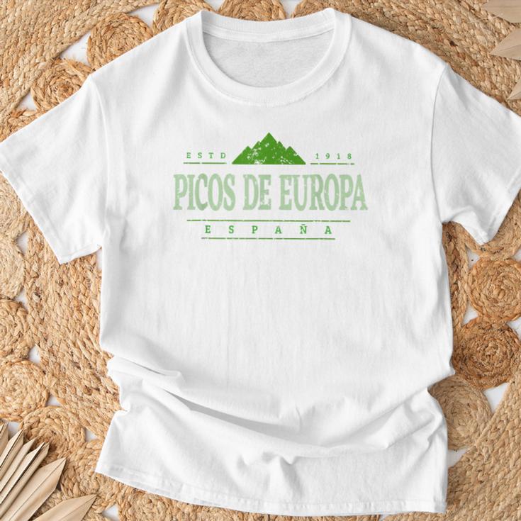 Picos De Europa España Retro Picos De Europa España Montaña Camiseta unisex Regalos para ancianos
