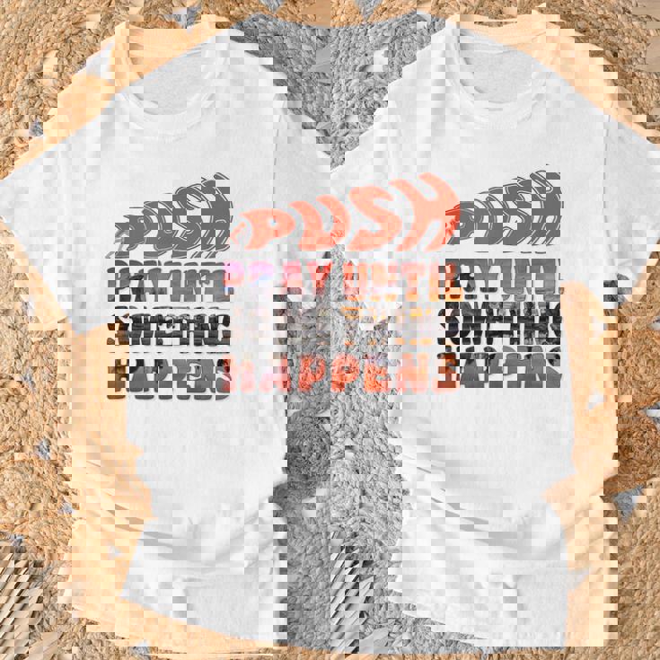 Pray Untilomething Happens インスピレーショナル クリスチャン Tシャツ 高齢者への贈り物