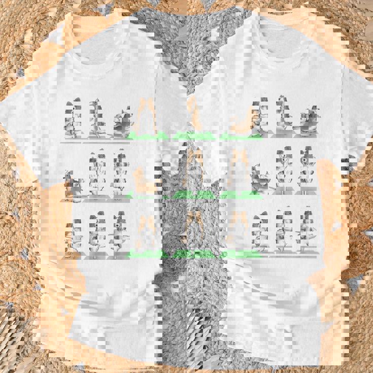 Shetland シープドッグ シェルティ 犬 ヨガ ポーズ ワークアウト エクササイズ Tシャツ 高齢者への贈り物