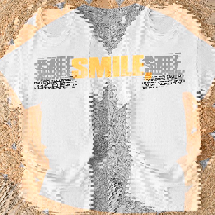 Smile It Makes People Wonder What You're Up To Tシャツ 高齢者への贈り物