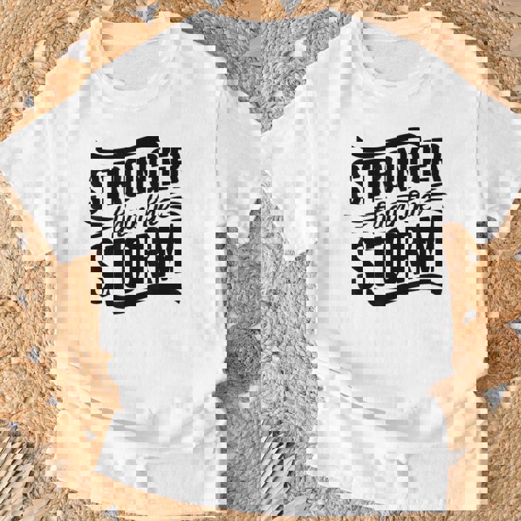 Stronger Than Thetorm Motivational Inspirational Positive Tシャツ 高齢者への贈り物