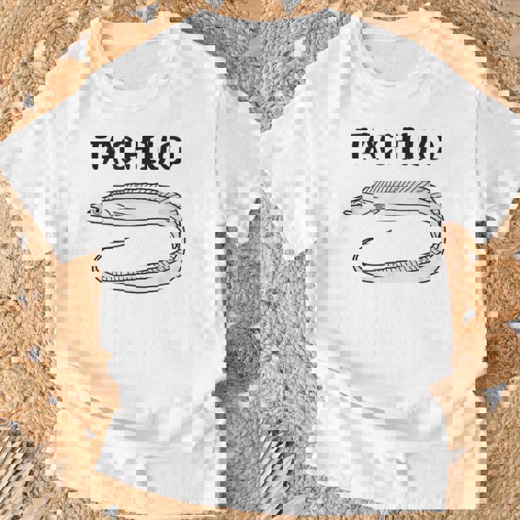 Tachiuo 太刀魚 タチウオス 魚好き 願掛け 釣り好き 海釣り 趣味 おもしろ 寿司ネタ 趣味釣り 船釣り 釣り Tシャツ 高齢者への贈り物