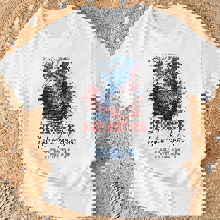 Trabzon 61 Bize Her Yer Trabzon ホワイトエディション Tシャツ 高齢者への贈り物