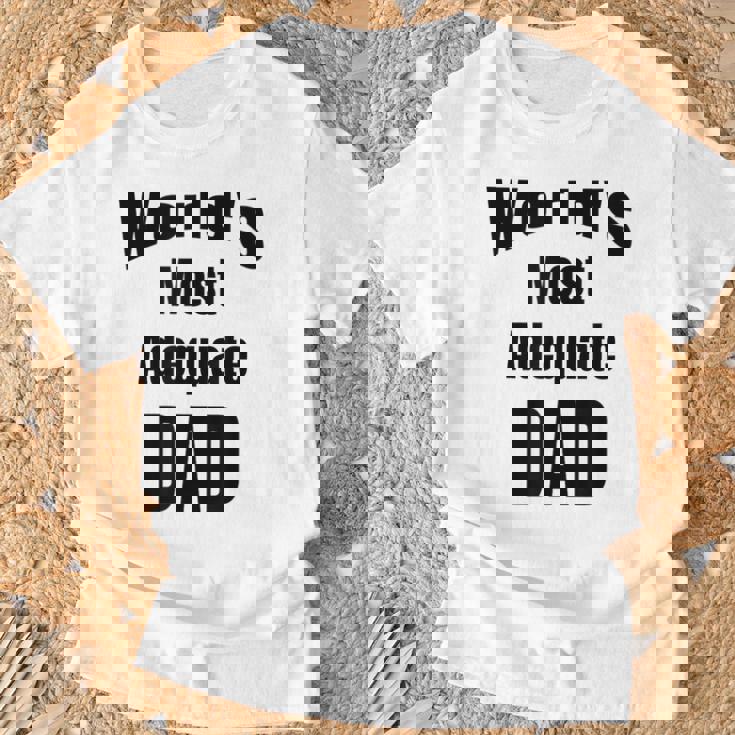 World's Most Adequate Dad はポップへの面白いギフトになります。 Tシャツ 高齢者への贈り物