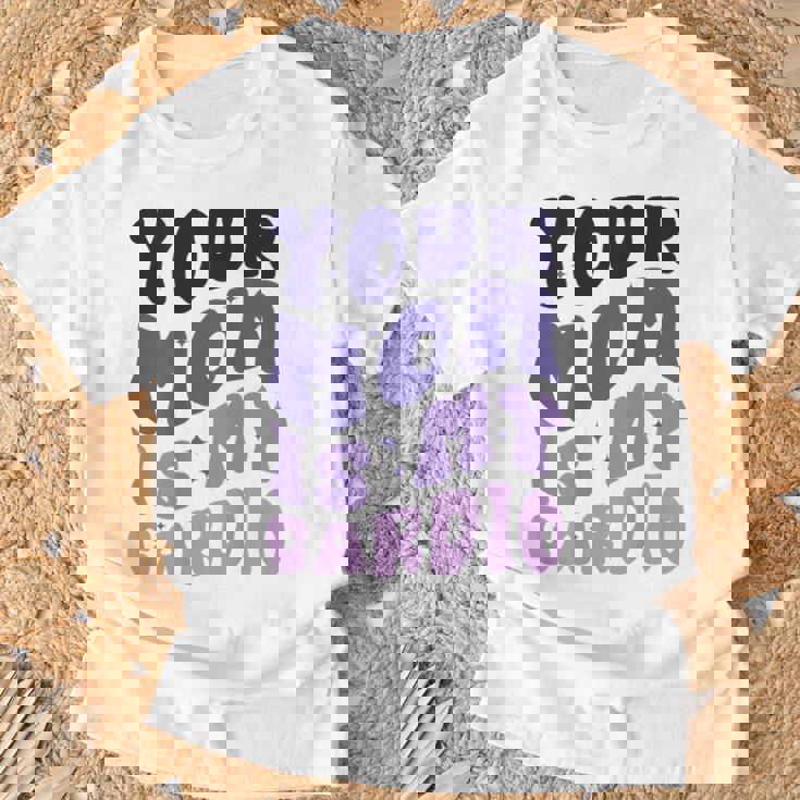 Your Mom Is My Cardio On Back 母の日 レディース メンズ Tシャツ 高齢者への贈り物