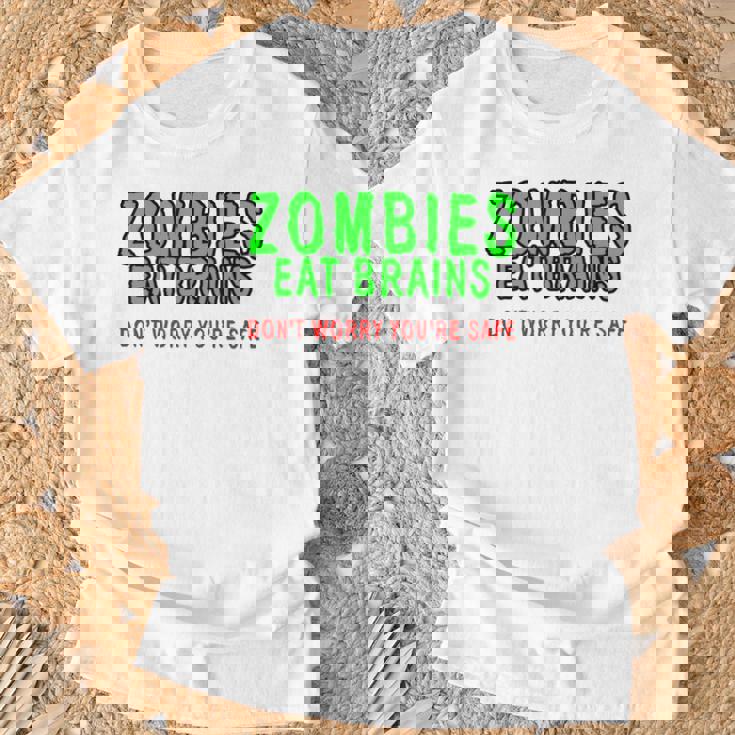 Zombies Eat Brains Don't Worry You'reafe Tシャツ 高齢者への贈り物
