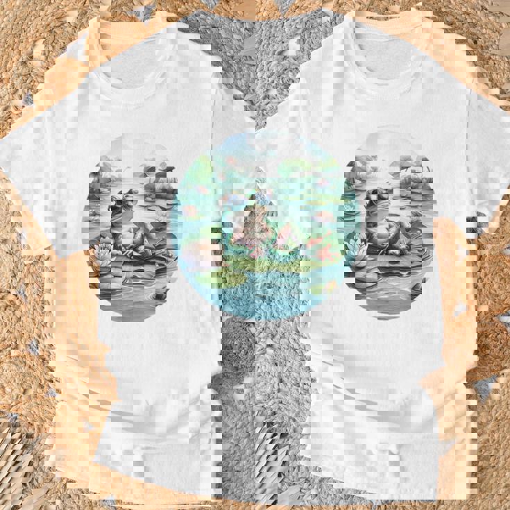 「池でリラックス」 – スイレンの上にサングラスをかけたカエル Tシャツ 高齢者への贈り物