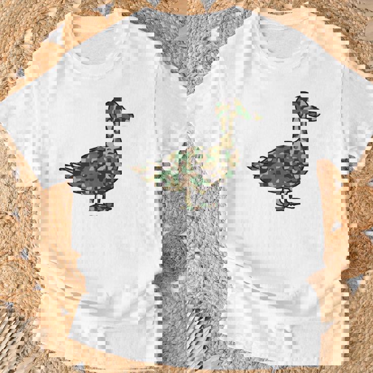 「鴨フラージュ」かも カモフラージュ 迷彩 ダジャレ 駄洒落 動物 鳥 カモ 鳧 カムフラージュ 兵士 軍隊 軍人 国防 Tシャツ 高齢者への贈り物