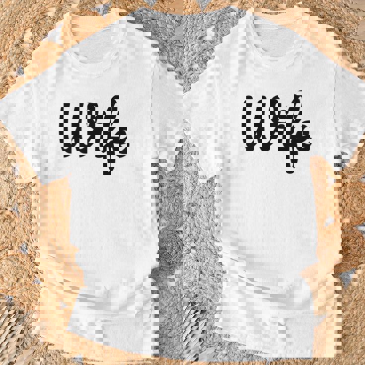 【Wife】妻 嫁 奥さん シンプル おしゃれ 英語 英文字 夫婦お揃い 結婚祝い カップル ペアルック おもしろ ペア Tシャツ 高齢者への贈り物