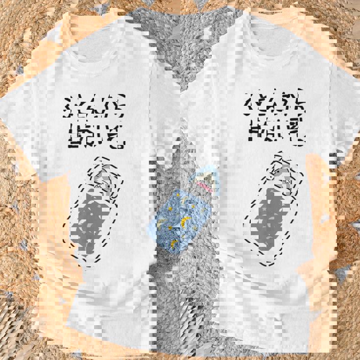 【ふとんから出ないぞ】サメ 鮫 さめ おもしろ 面白い 可愛い 眠い 寝る ウケる 文字 ギャグ ネタ ウケ狙い 笑える Tシャツ 高齢者への贈り物