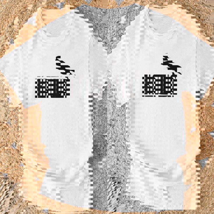 【バックプリント・背中側】Kawa カーワ《ブラック 黒》コツメカワウソ スポーツ ブランド パロディ 面白い かわいい Tシャツ 高齢者への贈り物