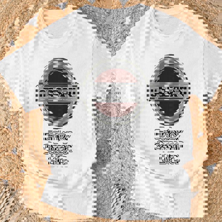 【バックプリント・背中側】Ossan おっさん（車好き ロゴ エンブレム パロディ）【変なデザイン屋さん】文字 面白い Tシャツ 高齢者への贈り物