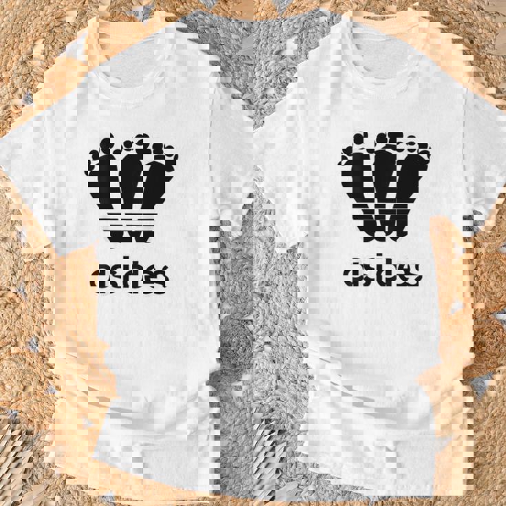 【バックプリント・背中側】アシデス Asides 足です。【変なデザイン屋さん】スポーツ ブランド パロディ 面白 Tシャツ 高齢者への贈り物