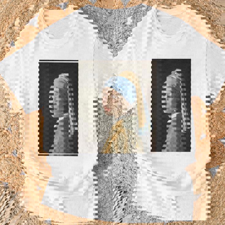 【バックプリント・背中側】真珠の耳飾りの少女／フェルメール【世界の名画】（高精細画像）Vermeer 美術館アート 油絵 Tシャツ 高齢者への贈り物