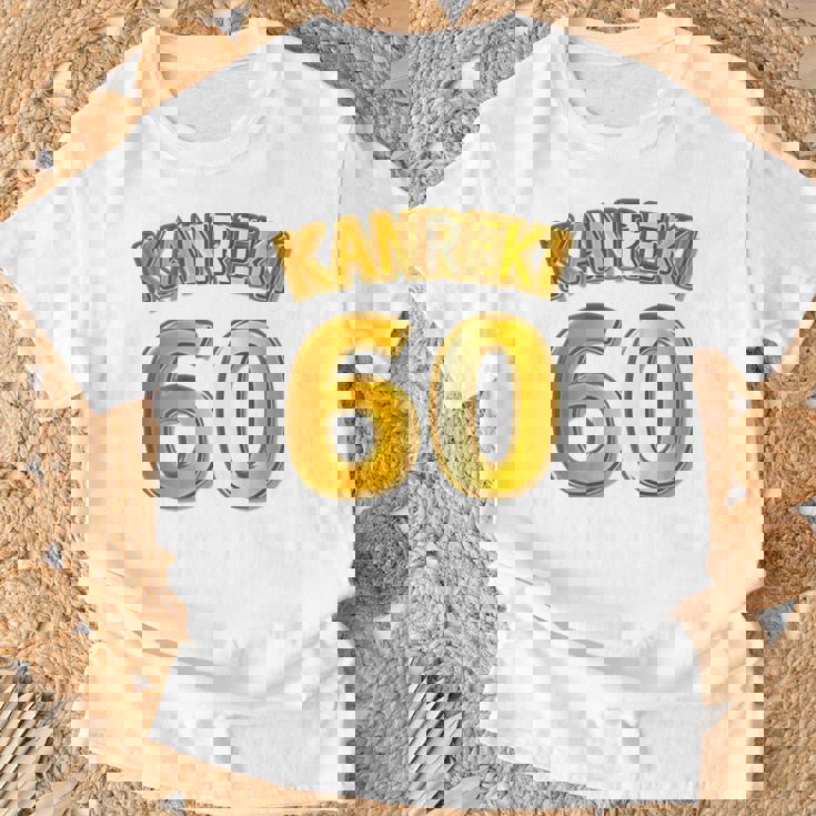 【バックプリント・背中側】還暦 六十歳 60才（ユニフォーム風）赤 レッド【金プレート風 文字】誕生日 面白 Tシャツ 高齢者への贈り物