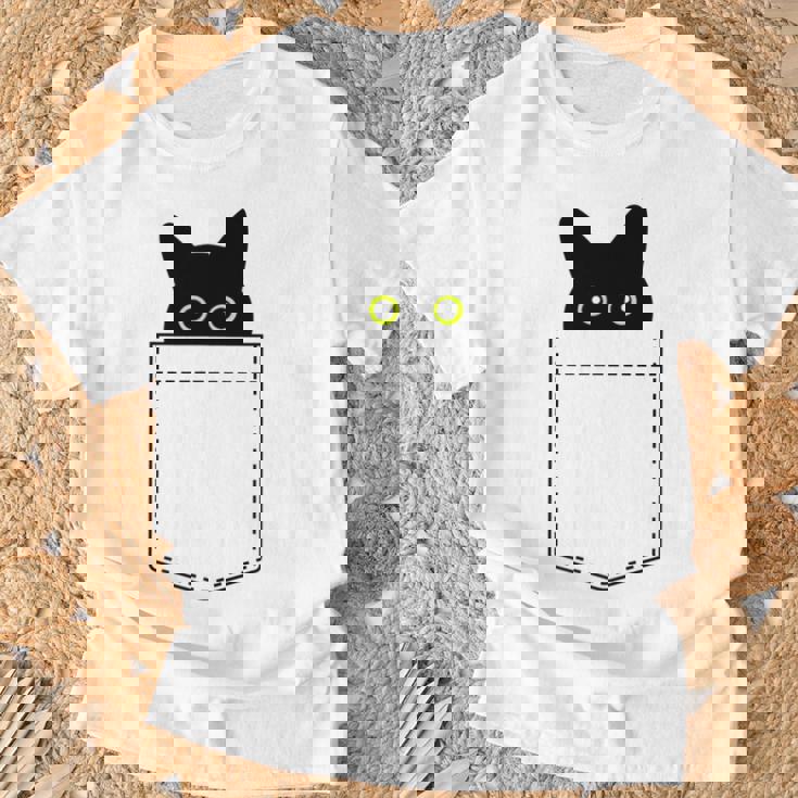 【ポケットから覗くネコ】黒猫 にゃんこ 猫好き 猫 可愛い ネコ 子猫 ネコ好き 面白い 変な 遊び心 ネタ ウケ狙い Tシャツ 高齢者への贈り物