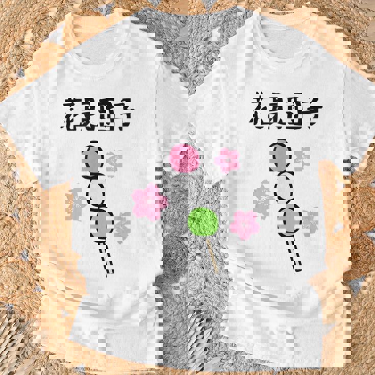 【花見団子】花見 春 桜 さくら おもしろ 面白い 可愛い ネタ ウケ狙い 日本 お土産 和柄 文字入り ユニーク Tシャツ 高齢者への贈り物