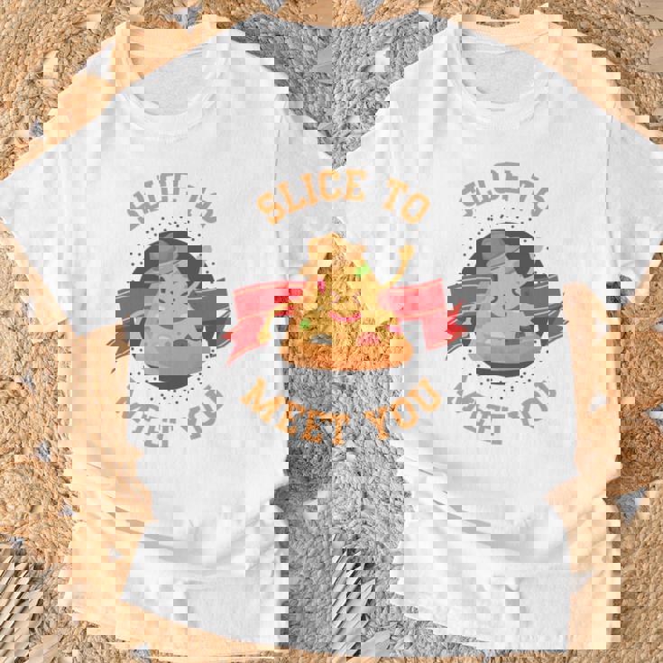 あなたに会うためにチーズクラストとスライス用のスライスが入ったピザ。 長袖tシャツ Tシャツ 高齢者への贈り物