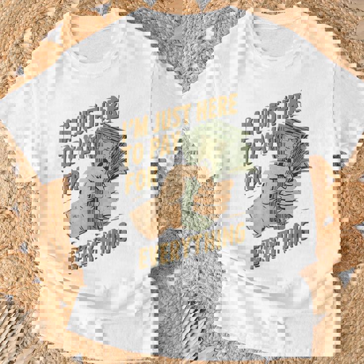 おもしろいママとパパが払うもの全部払うためにここに来たんだ Tシャツ 高齢者への贈り物